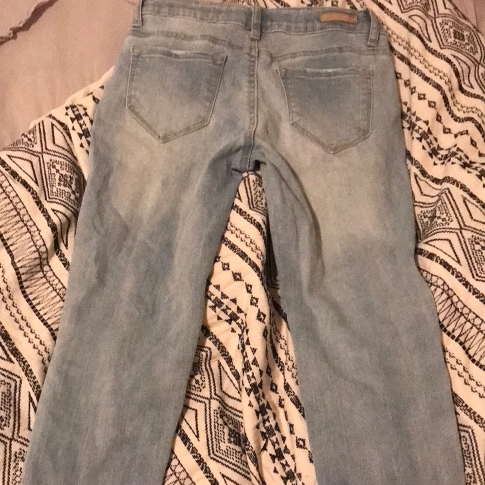 Ripped parts on the ripped spots are coverd by glitteterd sequences